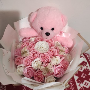 Buchet cu trandafiri de săpun parfumați și ursuleț  - casă & stil de viață - accesorii pentru decorat casa - suport de flori - buchete de flori - Artynos.ro