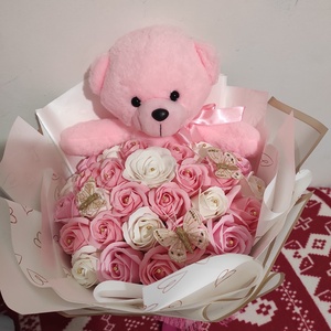 Buchet cu trandafiri de săpun parfumați și ursuleț  - casă & stil de viață - accesorii pentru decorat casa - suport de flori - buchete de flori - Artynos.ro