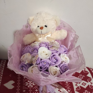 Buchet cu trandafiri de săpun parfumați și ursuleț  - casă & stil de viață - accesorii pentru decorat casa - suport de flori - buchete de flori - Artynos.ro