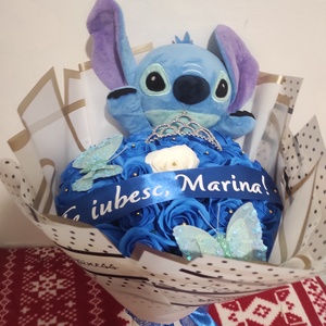 Buchet cu trandafiri de săpun parfumați  cu Stitch, coronița și banda text, Casă & Stil de viață, Accesorii pentru decorat casa, Suport de flori, Buchete de flori, Altele, Aranjament de flori, ARTYNOS
