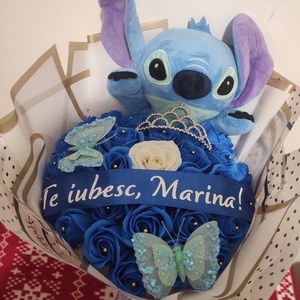 Buchet cu trandafiri de săpun parfumați  cu Stitch, coronița și banda text - casă & stil de viață - accesorii pentru decorat casa - suport de flori - buchete de flori - Artynos.ro