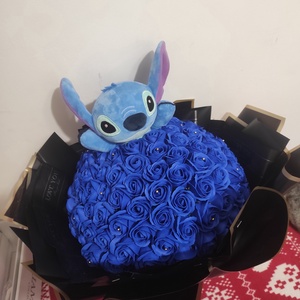 Buchet cu 101 trandafiri de săpun parfumați și stitch - Artynos.ro