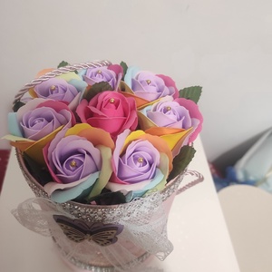 Aranjament cu trandafiri de săpun curcubeu parfumați  - casă & stil de viață - accesorii pentru decorat casa - suport de flori - buchete de flori - Artynos.ro