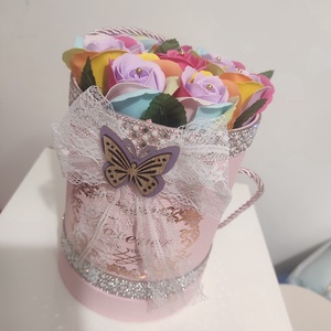 Aranjament cu trandafiri de săpun curcubeu parfumați  - casă & stil de viață - accesorii pentru decorat casa - suport de flori - buchete de flori - Artynos.ro