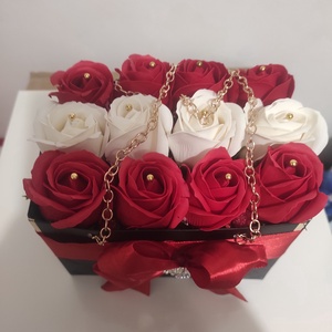 Aranjament cu trandafiri de săpun parfumați  , Casă & Stil de viață, Accesorii pentru decorat casa, Suport de flori, Buchete de flori, Altele, Aranjament de flori, ARTYNOS