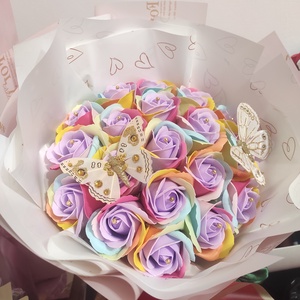 Buchet cu trandafiri de săpun parfumați curcubeu , Casă & Stil de viață, Accesorii pentru decorat casa, Suport de flori, Buchete de flori, Altele, Aranjament de flori, ARTYNOS