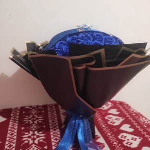 Buchet cu 101 trandafiri de săpun parfumați cu coronița și banda text , Casă & Stil de viață, Accesorii pentru decorat casa, Suport de flori, Buchete de flori, Altele, Aranjament de flori, ARTYNOS