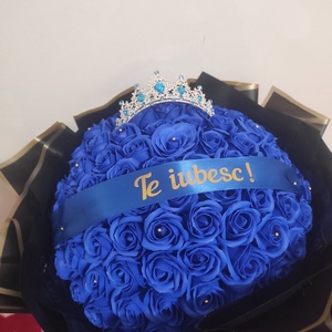 Buchet cu 101 trandafiri de săpun parfumați cu coronița și banda text  - casă & stil de viață - accesorii pentru decorat casa - suport de flori - buchete de flori - Artynos.ro