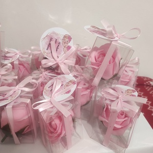 Marturii nunta sau botez cu trandafiri de săpun parfumați in cutiuțe de acetofan cu fundițe și eticheta personalizata   -  - Artynos.ro