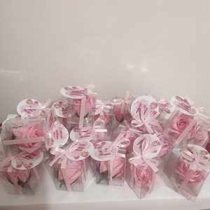 Marturii nunta sau botez cu trandafiri de săpun parfumați in cutiuțe de acetofan cu fundițe și eticheta personalizata   -  - Artynos.ro