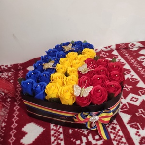 Aranjament tricolor cu trandafiri de săpun parfumați  , Casă & Stil de viață, Accesorii pentru decorat casa, Suport de flori, Buchete de flori, Altele, Aranjament de flori, Aranjament tricolor cu trandafiri de săpun parfumați ideal pentru a fi oferit persoanelor dragi.
, ARTYNOS