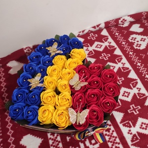 Aranjament tricolor cu trandafiri de săpun parfumați   - casă & stil de viață - accesorii pentru decorat casa - suport de flori - buchete de flori - Artynos.ro