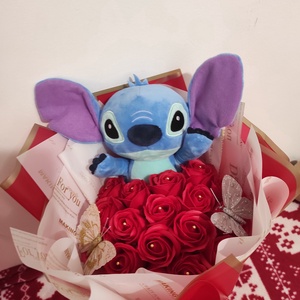Buchet cu trandafiri de săpun parfumați și Stitch  - Artynos.ro