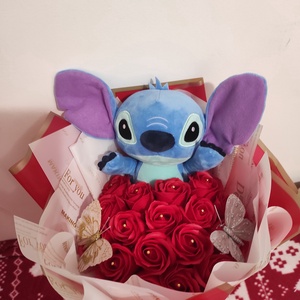 Buchet cu trandafiri de săpun parfumați și Stitch  - casă & stil de viață - accesorii pentru decorat casa - suport de flori - buchete de flori - Artynos.ro