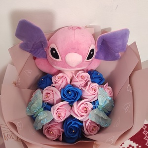 Buchet cu trandafiri de săpun parfumați și Stitch  - Artynos.ro