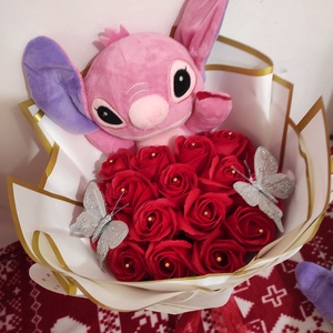 Buchet cu trandafiri de săpun parfumați și Stitch  - Artynos.ro