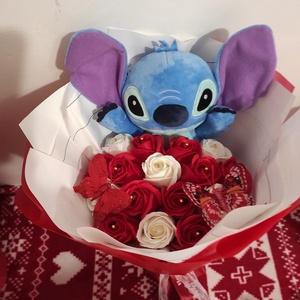 Buchet cu trandafiri de săpun parfumați și Stitch  - Artynos.ro