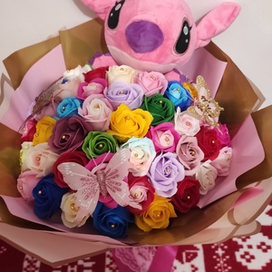 Buchet cu trandafiri de săpun parfumați și Stitch  - Artynos.ro
