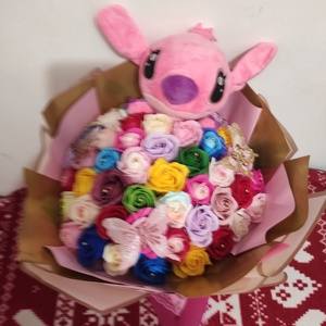 Buchet cu trandafiri de săpun parfumați și Stitch  - casă & stil de viață - accesorii pentru decorat casa - suport de flori - buchete de flori - Artynos.ro