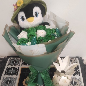 Buchet cu trandafiri de săpun parfumați și pinguin cu bomboane  - Artynos.ro