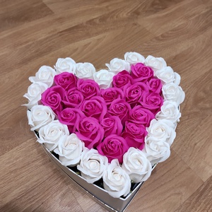 Aranjament cu trandafiri de săpun parfumați , Casă & Stil de viață, Accesorii pentru decorat casa, Suport de flori, Buchete de flori, Altele, Aranjament de flori, ARTYNOS