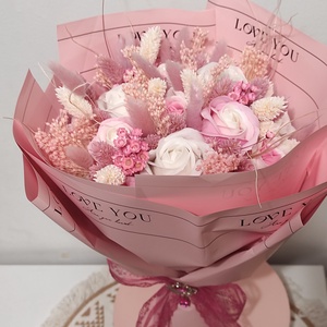 Buchet cu trandafiri de săpun parfumați și plante uscate  - casă & stil de viață - accesorii pentru decorat casa - suport de flori - buchete de flori - Artynos.ro