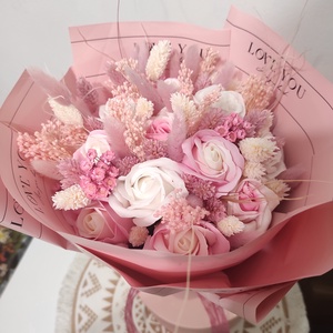 Buchet cu trandafiri de săpun parfumați și plante uscate  - casă & stil de viață - accesorii pentru decorat casa - suport de flori - buchete de flori - Artynos.ro