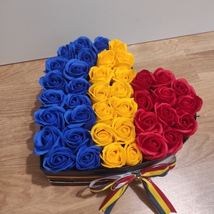 Aranjament tricolor cu trandafiri de săpun parfumați   - Artynos.ro