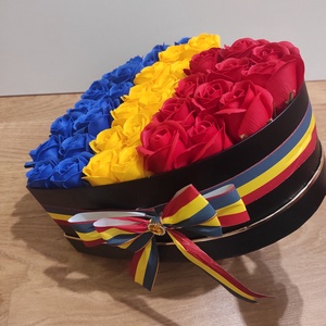 Aranjament tricolor cu trandafiri de săpun parfumați   - casă & stil de viață - accesorii pentru decorat casa - suport de flori - buchete de flori - Artynos.ro