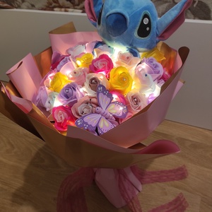 Buchet cu 51 trandafiri de săpun parfumați și Stitch  - casă & stil de viață - accesorii pentru decorat casa - suport de flori - buchete de flori - Artynos.ro