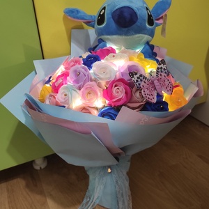 Buchet cu 51 trandafiri de săpun parfumați și Stitch  - Artynos.ro