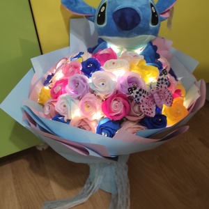 Buchet cu 51 trandafiri de săpun parfumați și Stitch  - casă & stil de viață - accesorii pentru decorat casa - suport de flori - buchete de flori - Artynos.ro