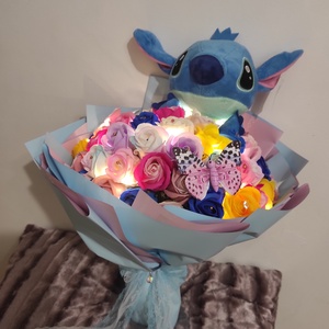 Buchet cu 51 trandafiri de săpun parfumați și Stitch  - casă & stil de viață - accesorii pentru decorat casa - suport de flori - buchete de flori - Artynos.ro