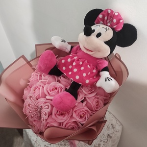 Buchet cu 25 trandafiri de săpun parfumați și Minnie/Mickey mouse , Casă & Stil de viață, Accesorii pentru decorat casa, Suport de flori, Buchete de flori, Altele, Aranjament de flori, ARTYNOS