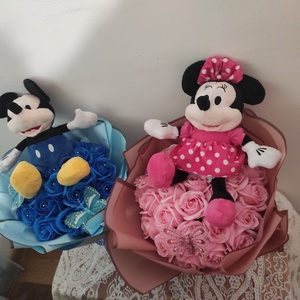 Buchet cu 25 trandafiri de săpun parfumați și Minnie/Mickey mouse  - casă & stil de viață - accesorii pentru decorat casa - suport de flori - buchete de flori - Artynos.ro