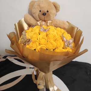 Buchet cu 51 trandafiri de săpun parfumați și ursulet , Casă & Stil de viață, Accesorii pentru decorat casa, Suport de flori, Buchete de flori, Altele, Aranjament de flori, ARTYNOS