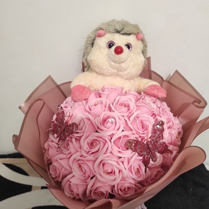 Buchet cu 51 trandafiri de săpun parfumați și arici - casă & stil de viață - accesorii pentru decorat casa - suport de flori - buchete de flori - Artynos.ro