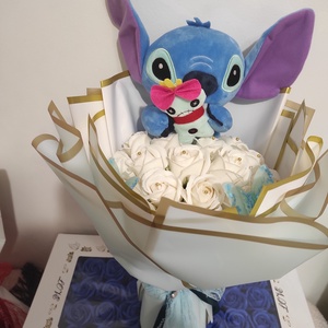 Buchet cu trandafiri de săpun parfumați și Stitch  - casă & stil de viață - accesorii pentru decorat casa - suport de flori - buchete de flori - Artynos.ro