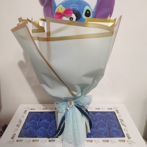 Buchet cu trandafiri de săpun parfumați și Stitch  - casă & stil de viață - accesorii pentru decorat casa - suport de flori - buchete de flori - Artynos.ro