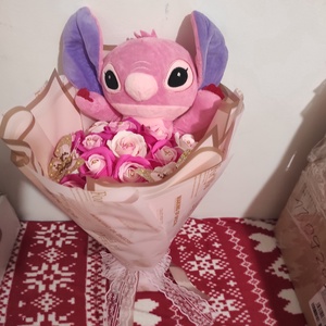 Buchet cu trandafiri de săpun parfumați și Stitch , Casă & Stil de viață, Accesorii pentru decorat casa, Suport de flori, Buchete de flori, Altele, Aranjament de flori, ARTYNOS