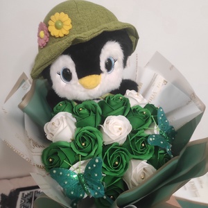 Buchet cu trandafiri de săpun parfumați și pinguin cu bomboane  - Artynos.ro