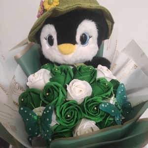 Buchet cu trandafiri de săpun parfumați și pinguin cu bomboane  - casă & stil de viață - accesorii pentru decorat casa - suport de flori - buchete de flori - Artynos.ro