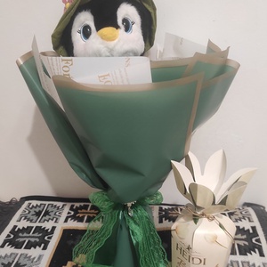 Buchet cu trandafiri de săpun parfumați și pinguin cu bomboane  - casă & stil de viață - accesorii pentru decorat casa - suport de flori - buchete de flori - Artynos.ro