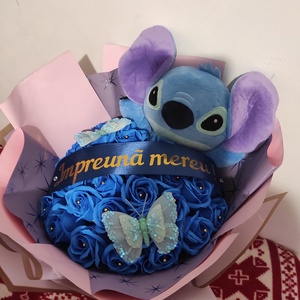 Buchet cu trandafiri de sapun parfumati si Stitch cu banda Impreuna mereu!, Casa & Stil de viata, Accesorii pentru decorat casa, Suport de flori, Buchete de flori, Altele, Aranjament de flori, ARTYNOS