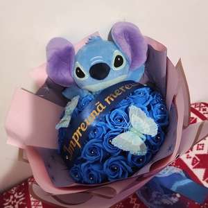 Buchet cu trandafiri de săpun parfumați și Stitch cu banda Impreună mereu! - casă & stil de viață - accesorii pentru decorat casa - suport de flori - buchete de flori - Artynos.ro