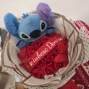 Buchet cu trandafiri de sapun parfumati si Stitch cu banda Te iubesc Denisa!, Casa & Stil de viata, Accesorii pentru decorat casa, Suport de flori, Buchete de flori, Altele, Aranjament de flori, ARTYNOS