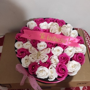 Aranjament cu trandafiri de săpun parfumați cu banda Te iubesc! - casă & stil de viață - accesorii pentru decorat casa - suport de flori - buchete de flori - Artynos.ro