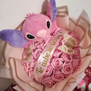 Buchet cu trandafiri de sapun parfumati si Stitch cu banda Te iubesc baby! - Artynos.ro