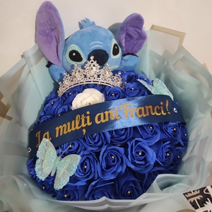 Buchet cu trandafiri de sapun parfumati si Stitch cu coronita si banda La multi ani!! - Artynos.ro