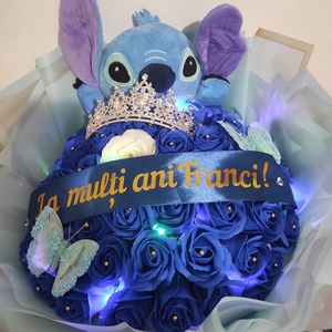 Buchet cu trandafiri de săpun parfumați și Stitch cu coronița și banda La multi ani!! - casă & stil de viață - accesorii pentru decorat casa - suport de flori - buchete de flori - Artynos.ro